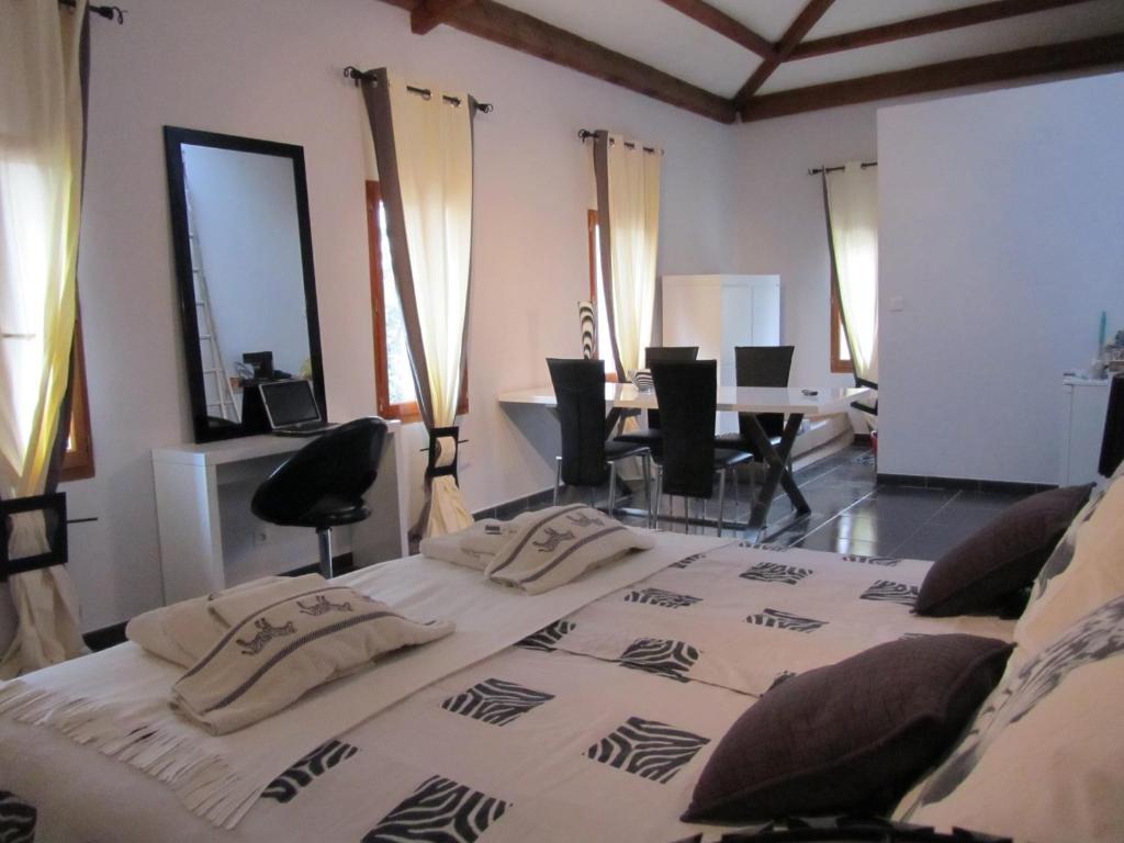 Le Mas Shabanou Bed and Breakfast Roquefort-les-Pins Habitación foto